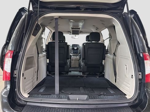 Used 2015 Chrysler Town & Country Touring w/ Driver Convenience Group FWD image 7