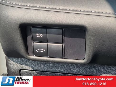 Used 2020 Toyota Highlander XLE AWD/4WD image 22