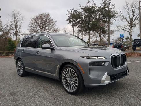 Used 2025 BMW X7 xDrive40i w/ Premium Package image 3