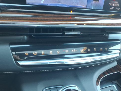 Used 2023 Cadillac Escalade Premium Luxury AWD/4WD image 34