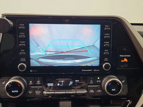 Used 2021 Toyota Highlander XLE FWD image 17