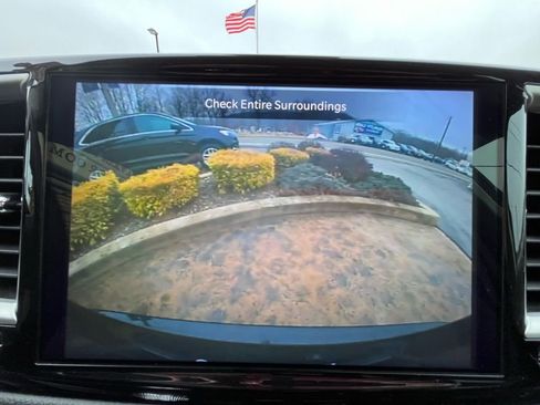 Used 2024 Chrysler Pacifica Touring-L FWD image 18