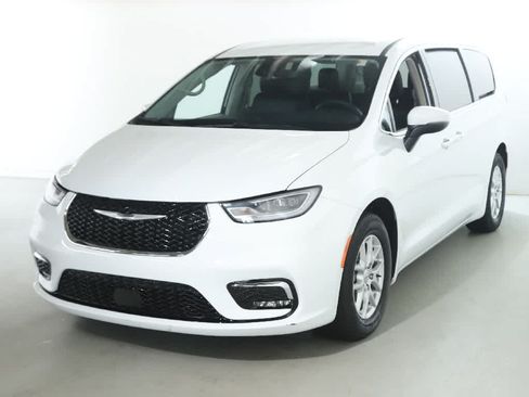 Used 2023 Chrysler Pacifica Touring-L FWD image 1