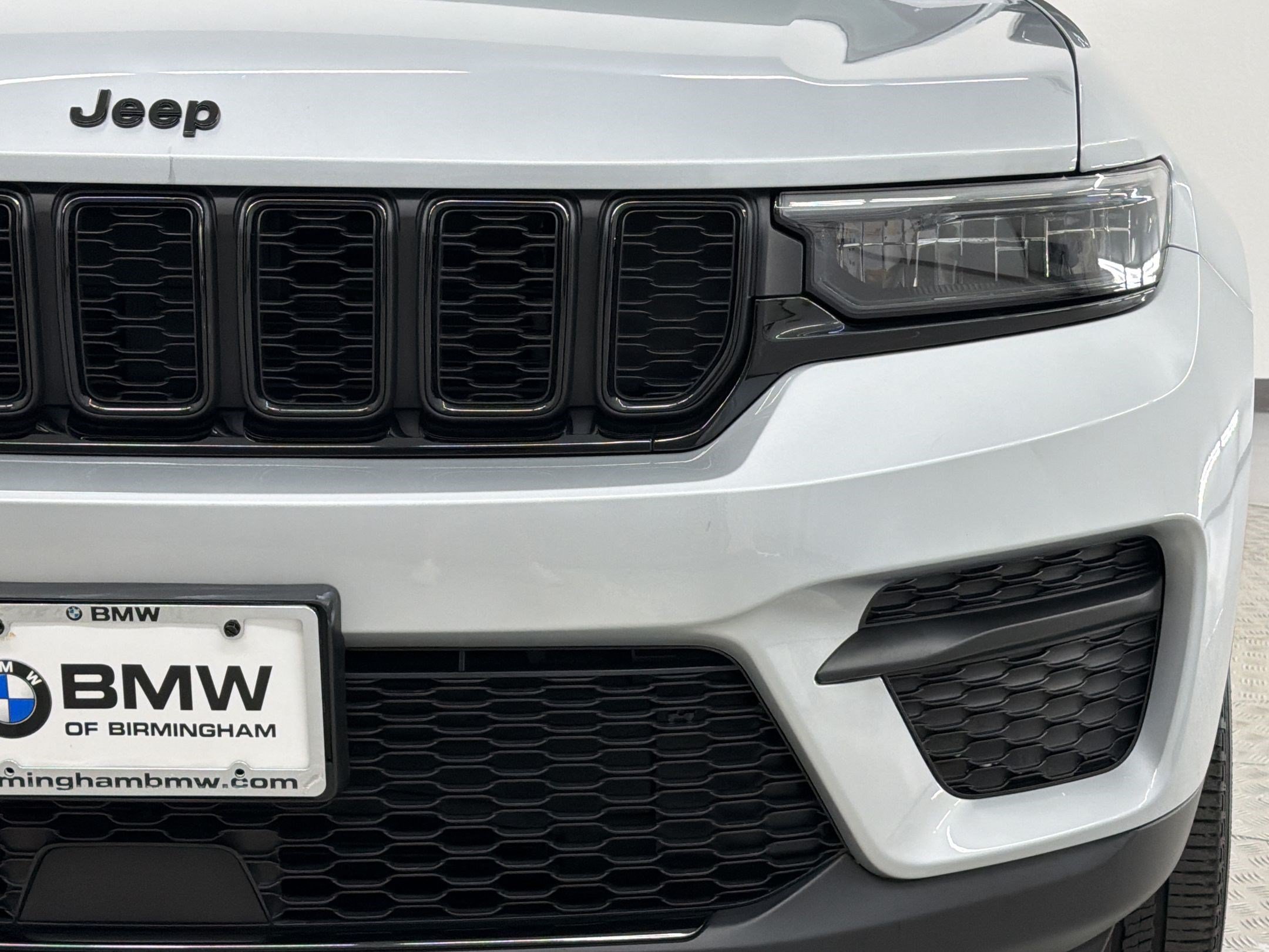 Used 2023 Jeep Grand Cherokee Altitude AWD/4WD image 12