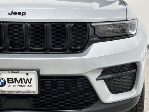 Used 2023 Jeep Grand Cherokee Altitude AWD/4WD image 12