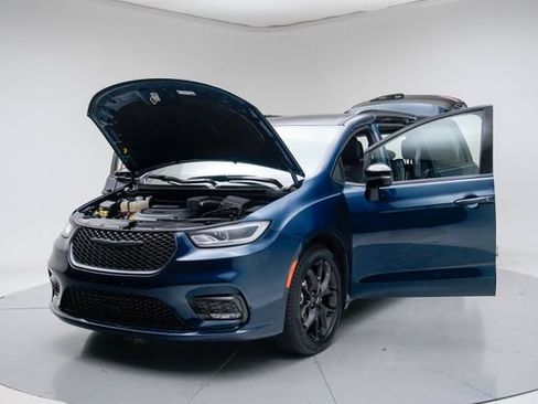 Used 2025 Chrysler Pacifica Limited FWD image 18