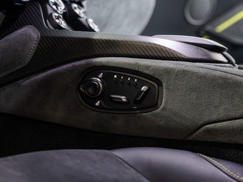 Used 2023 Aston Martin V8 Vantage Coupe RWD image 43
