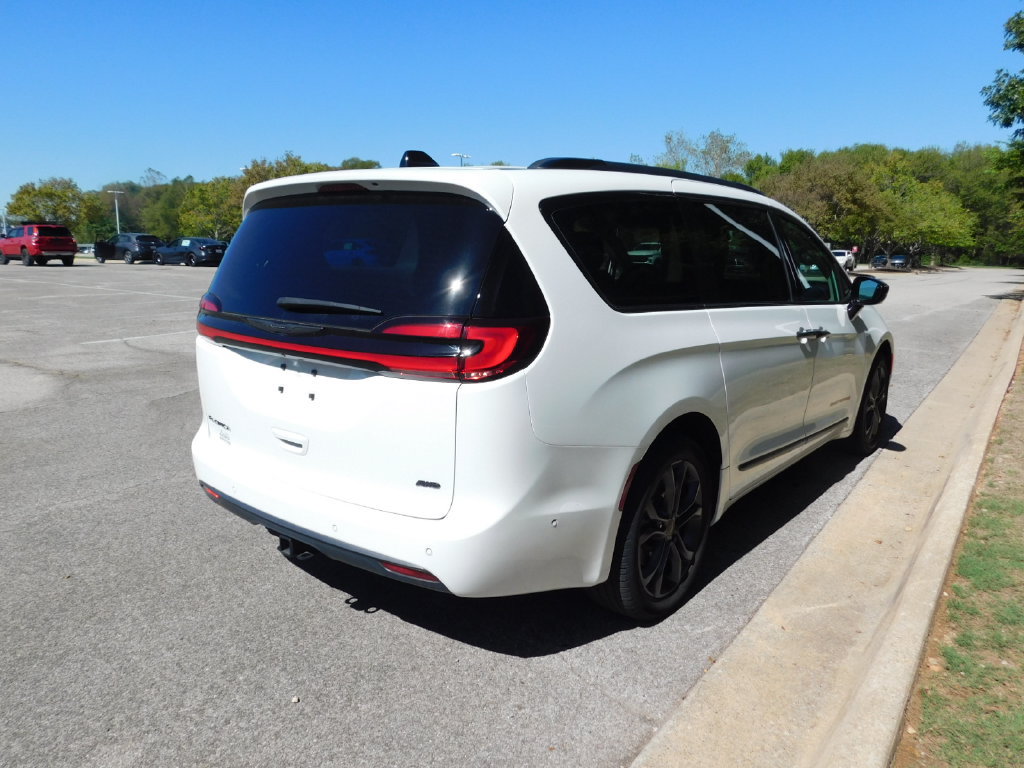 Used 2024 Chrysler Pacifica Touring-L w/ Road Tripper Package AWD/4WD image 10