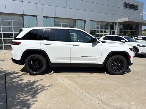 Used 2025 Jeep Grand Cherokee Altitude AWD/4WD image 8