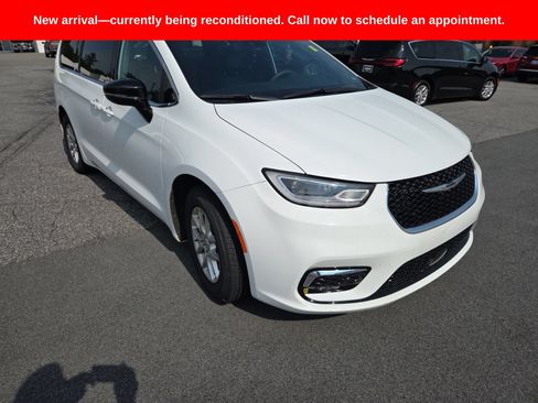 Used 2025 Chrysler Pacifica Select FWD image 2