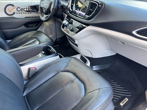 Used 2022 Chrysler Pacifica Touring-L image 18