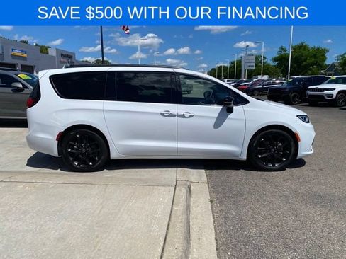 Used 2025 Chrysler Pacifica Limited FWD image 2