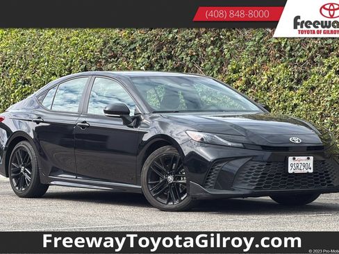 Used 2025 Toyota Camry SE FWD image 1