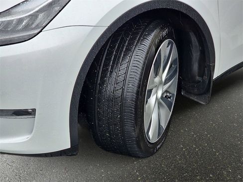 Used 2021 Tesla Model Y Long Range image 34