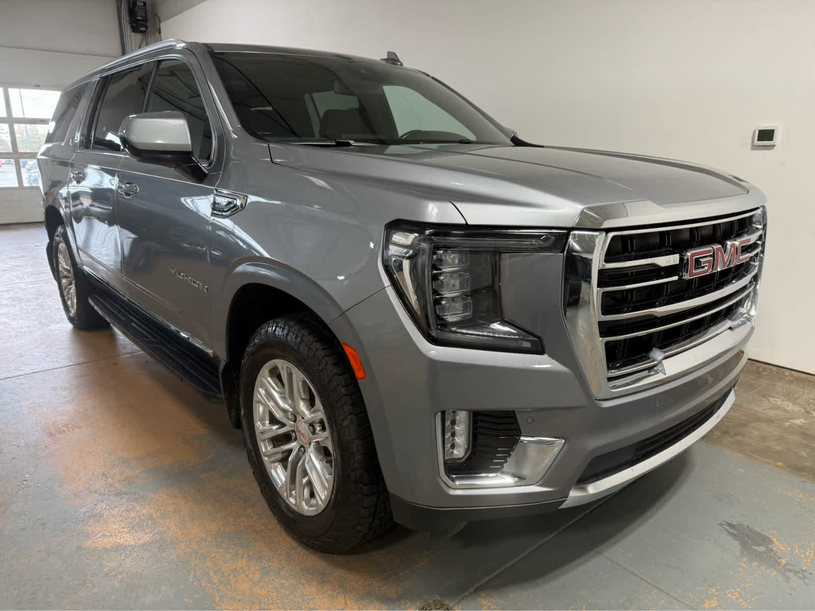 Used 2023 GMC Yukon XL SLT AWD/4WD image 4
