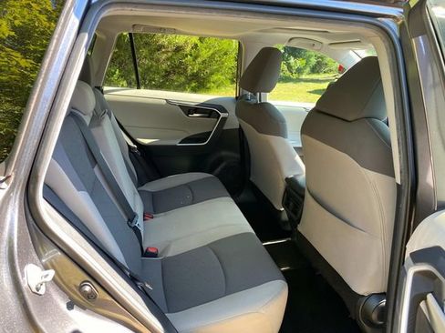 Used 2021 Toyota RAV4 XLE w/ Convenience Package FWD image 32
