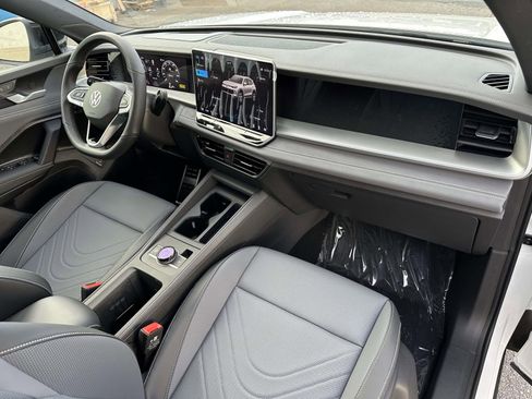 New 2026 Volkswagen Tiguan SE R-Line image 12