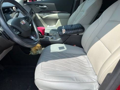 Used 2022 Cadillac XT4 Luxury w/ Cold Weather Package FWD image 4
