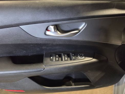 Used 2019 Kia Forte LXS FWD image 5