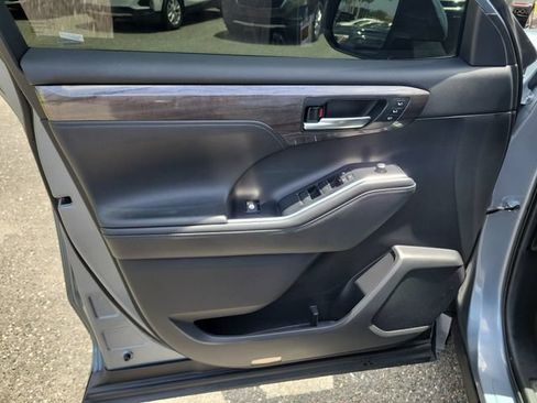 Used 2021 Toyota Highlander Platinum FWD image 22