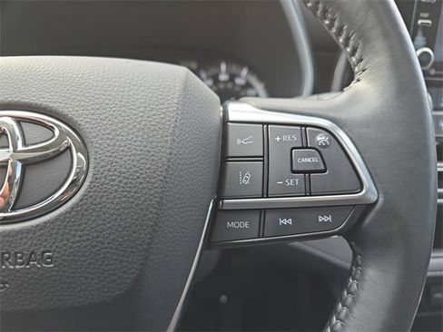 Used 2021 Toyota Highlander XLE image 22