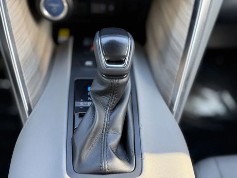 Used 2022 Toyota Venza Limited image 40