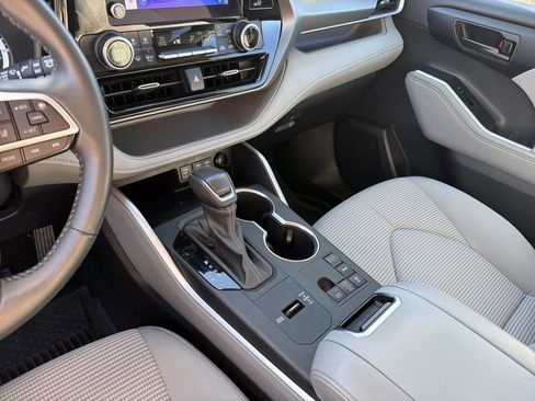 Used 2024 Toyota Highlander LE image 9