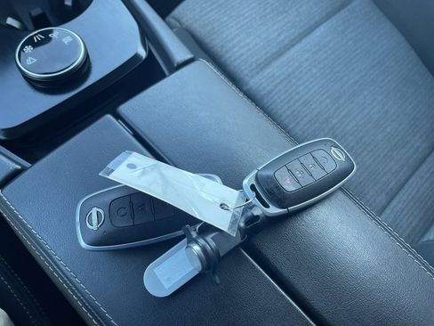 Used 2023 Nissan Rogue SV image 14