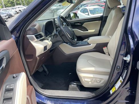 Used 2021 Toyota Highlander XLE image 14