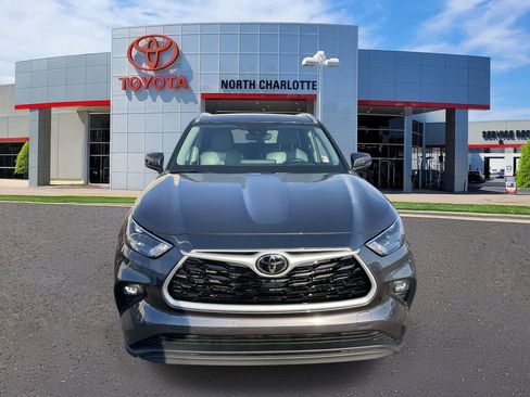 Used 2023 Toyota Highlander XLE image 4