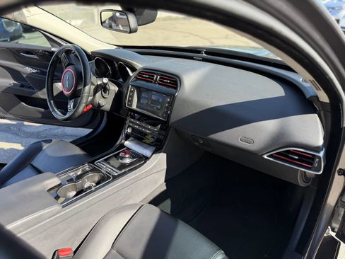 Used 2017 Jaguar XE Premium image 18