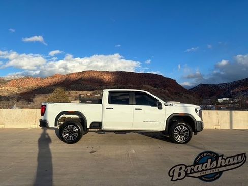 Used 2024 GMC Sierra 2500 Pro w/ Convenience Package image 3