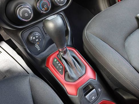Used 2015 Jeep Renegade Trailhawk AWD/4WD image 18
