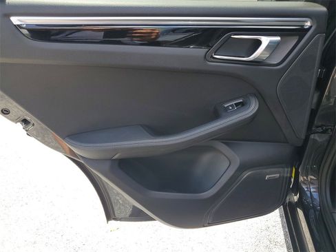 Used 2017 Porsche Macan image 11