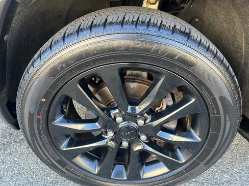 Used 2017 Jeep Grand Cherokee Altitude image 30