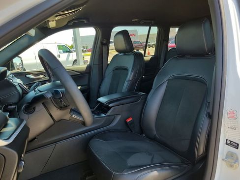 Used 2025 Jeep Grand Cherokee Altitude AWD/4WD image 11
