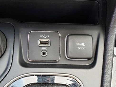 Used 2019 Jeep Cherokee Limited image 24