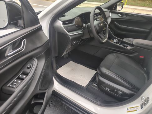 New 2025 Jeep Grand Cherokee Altitude image 18