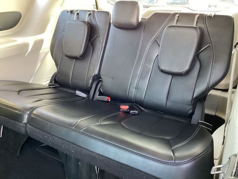 Used 2024 Chrysler Pacifica Touring-L image 21