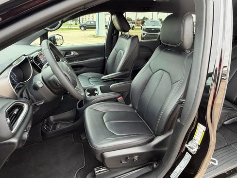 Used 2025 Chrysler Pacifica Select FWD image 23