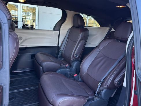 Used 2024 Toyota Sienna Platinum image 9