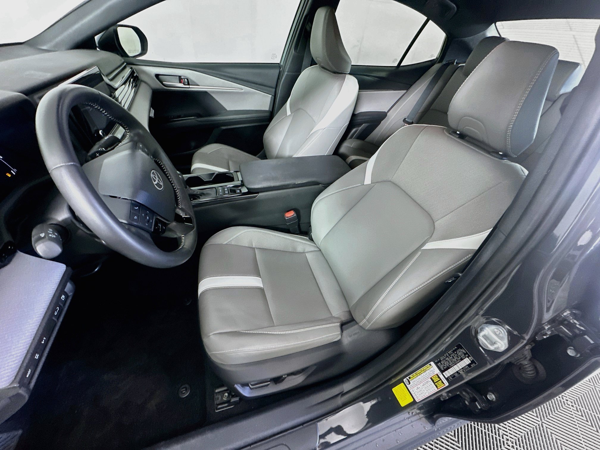 Used 2025 Toyota Camry SE FWD image 13