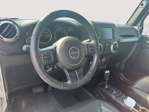 Used 2015 Jeep Wrangler Unlimited Sahara w/ Connectivity Group AWD/4WD image 10