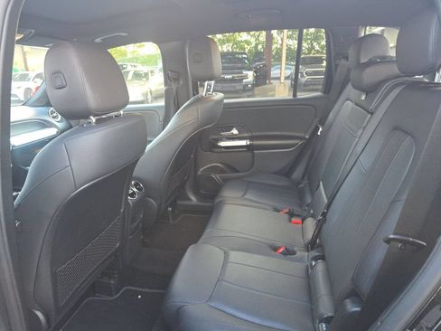 Used 2023 Mercedes-Benz GLB 250 4MATIC w/ Premium Package image 8