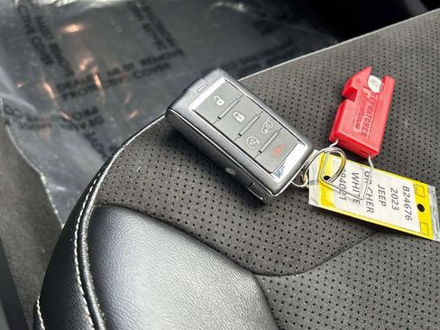 Used 2023 Jeep Grand Cherokee L Laredo image 28