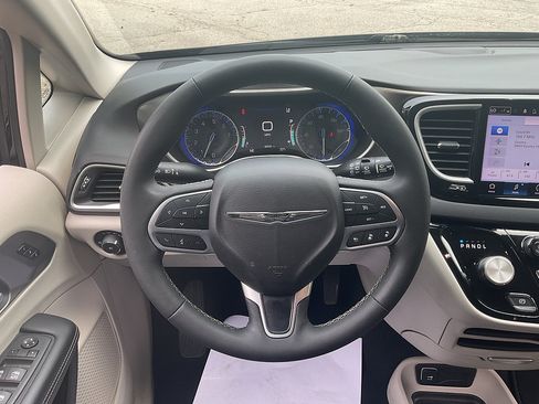Used 2024 Chrysler Pacifica Touring-L FWD image 11