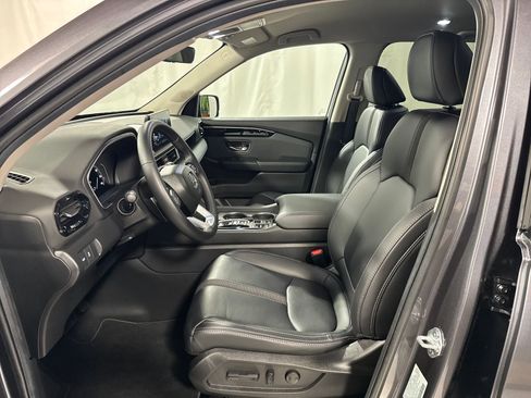 Used 2025 Honda Pilot EX-L image 3