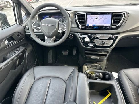 Used 2026 Chrysler Pacifica Select image 15