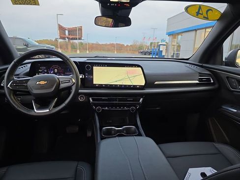 Used 2025 Chevrolet Traverse LT image 12