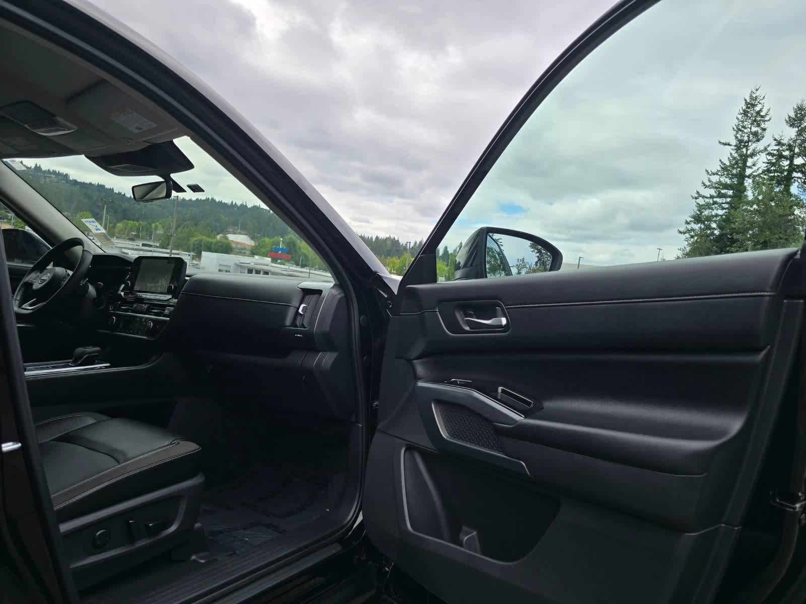Used 2023 Nissan Pathfinder SL AWD/4WD image 23